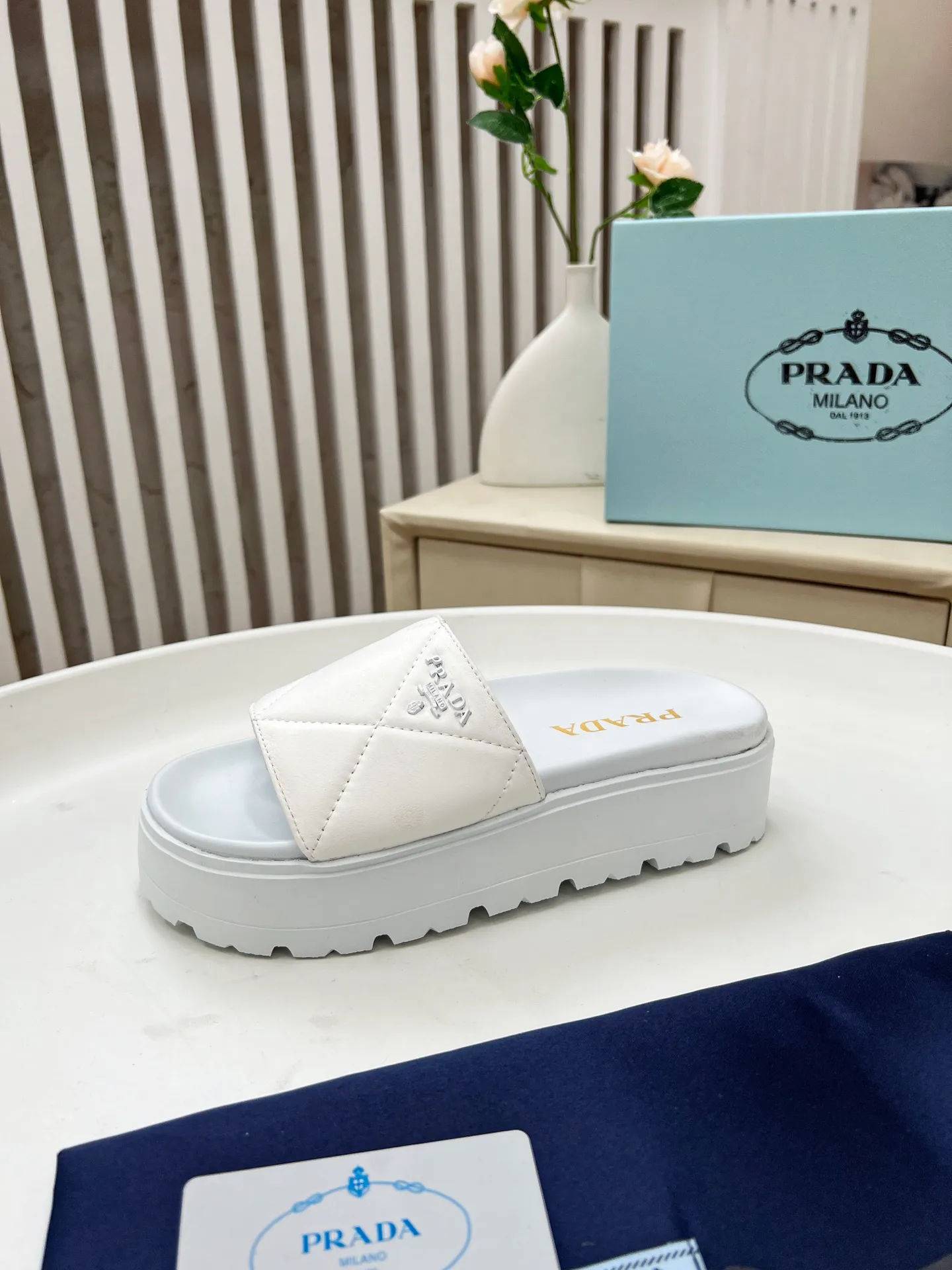 👟👟Ex-factory price 440👟👟 Prada/Prada 25ss summer new couple's beach thick-soled Birkenstock sandals. This shoe style is really a classic design that will not go out of style and is in line with everyone's current pursuit of comfortable and healthy wearing concepts. It is regarded by many domestic and foreign celebrities and fashionistas as an important choice for daily slippers. ✔Upper: imported super soft sheepskin ✔Inner lining: imported sheepskin ✔Hardware: Original molded split hardware ✔Outsole: Ultra-light, wear-resistant and non-slip foam sole ✔Number of yards: 35~40 (custom-made 40 pieces are non-refundable)